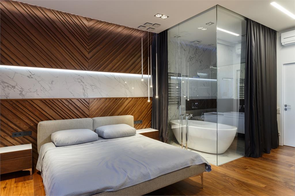 (glass bathroom)